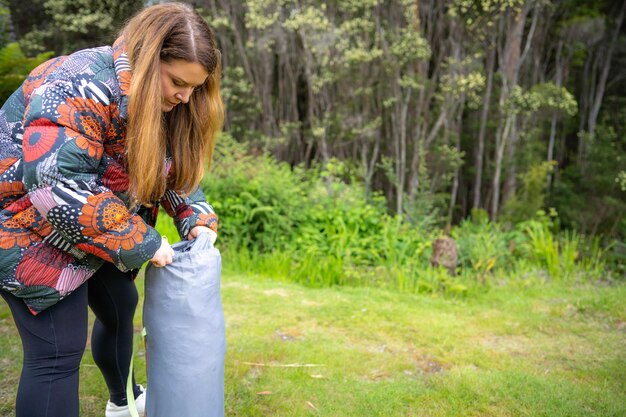 Vrouw kamperen in een camping meisje met een tent