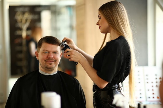 Vrouw Kapper Making Razor Haircut voor de mens