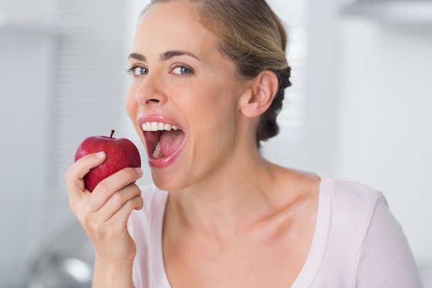 Vrouw kauwend appel