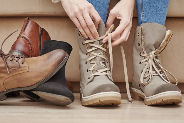 Vrouw kiest comfortabele schoenen uit een heleboel verschillende paren