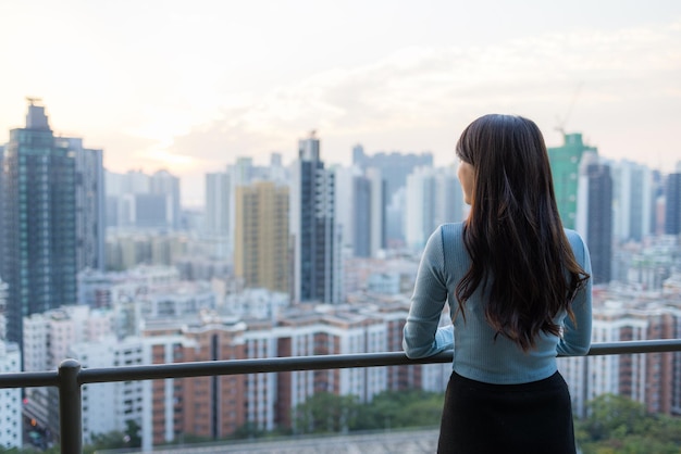 Vrouw, kijk naar de stad Hong Kong.