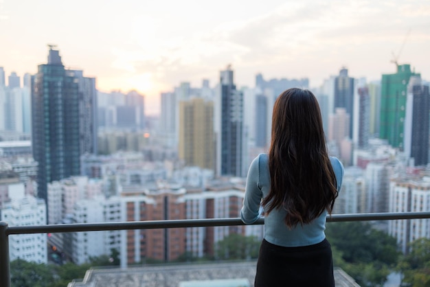 Vrouw, kijk naar de stad Hong Kong.