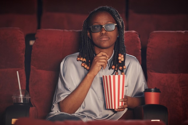 Vrouw kijken naar 3D-film in de bioscoop