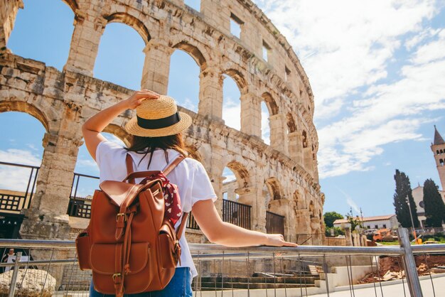 Vrouw kijken naar Colosseum in Pula Kroatië zomervakantie beroemde bezienswaardigheid