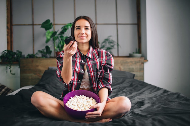 Vrouw kijken naar grappige film lachen. Mooi meisje tv kijken