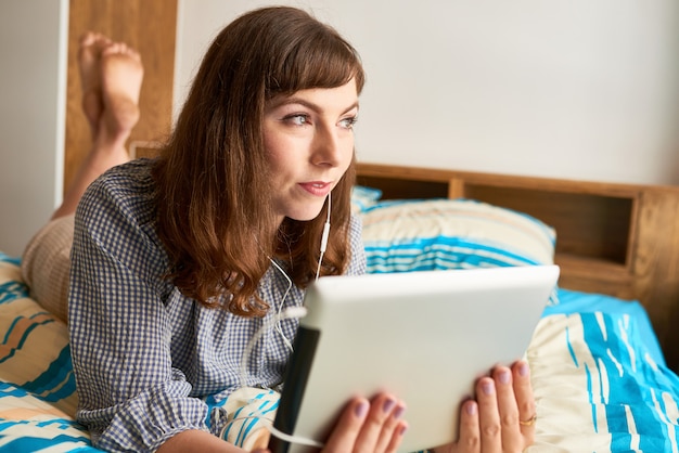 Vrouw kijken naar lectie in bed