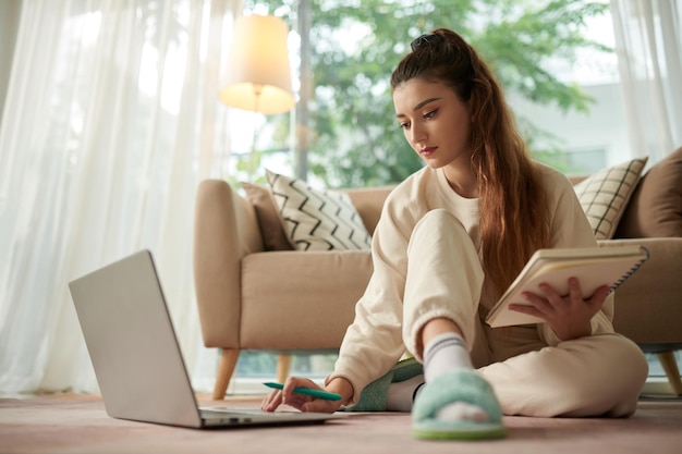 Vrouw kijken naar webinar op laptop