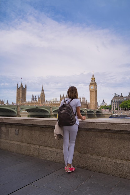 Vrouw kijkt in Londen