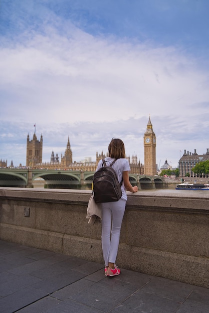 Vrouw kijkt in londen