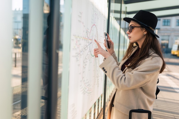 Vrouw kijkt naar de plattegrond van de stad