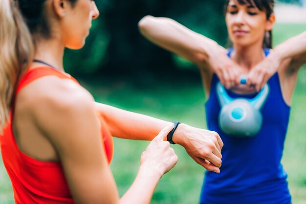 Vrouw kijkt naar een slim horloge na een training in de buitenlucht