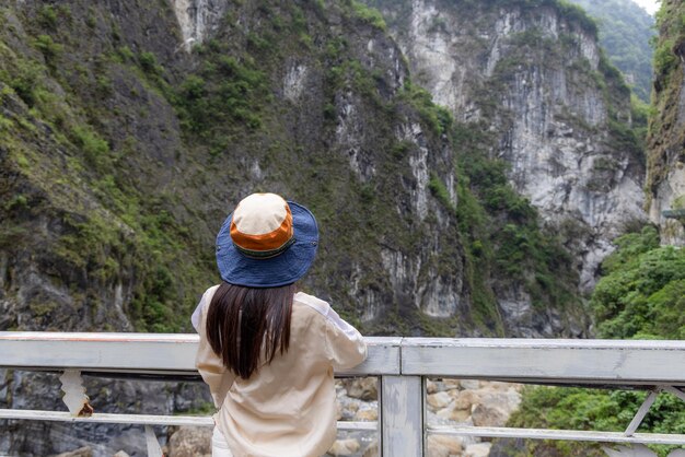 Vrouw kijkt naar het landschap in Hualien taroko Gorge in Taiwan