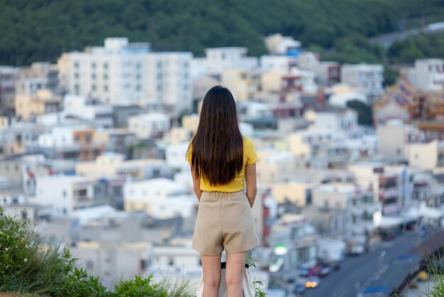 Vrouw kijkt naar het uitzicht op het landschap in Penghu