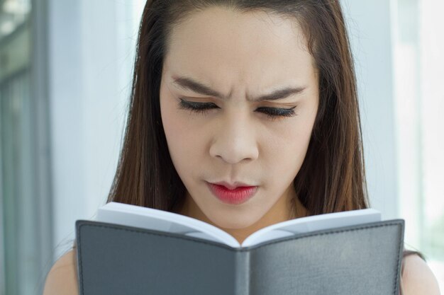 Foto vrouw kijkt naar notebook met negatieve stress-emotie