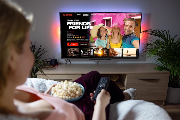 Foto vrouw kijkt thuis tv-series en films op online streamingdienst