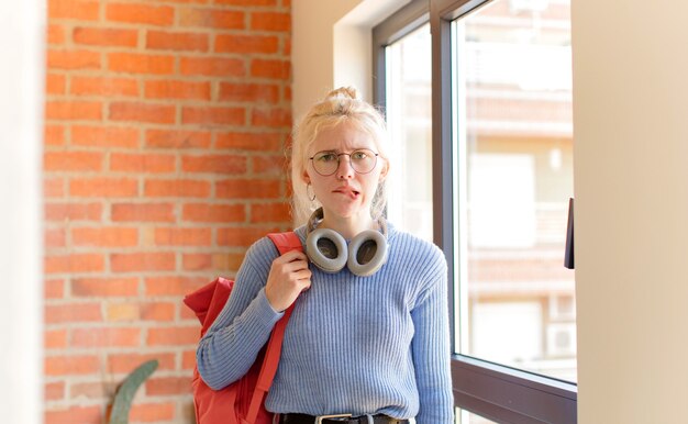 Vrouw kijkt verbaasd en verward, lipbijtend met een nerveus gebaar, het antwoord op het probleem niet wetend