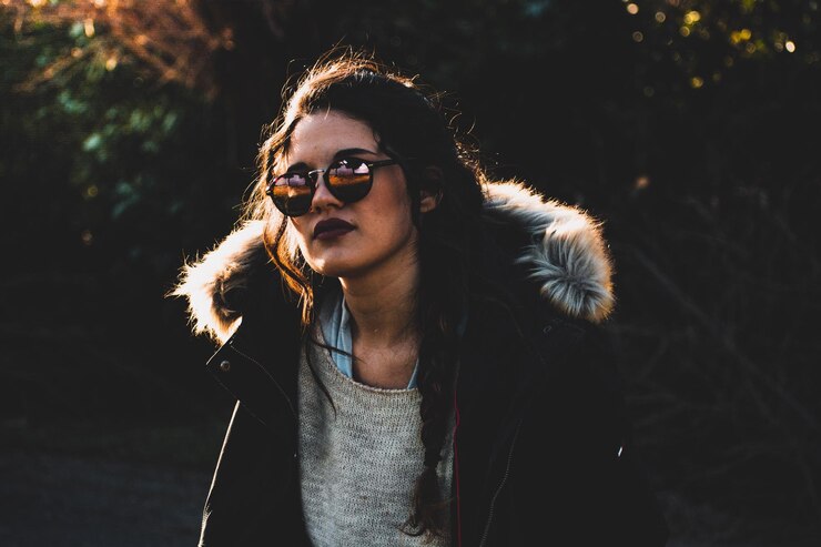 Foto vrouw kijkt weg terwijl ze buiten zit