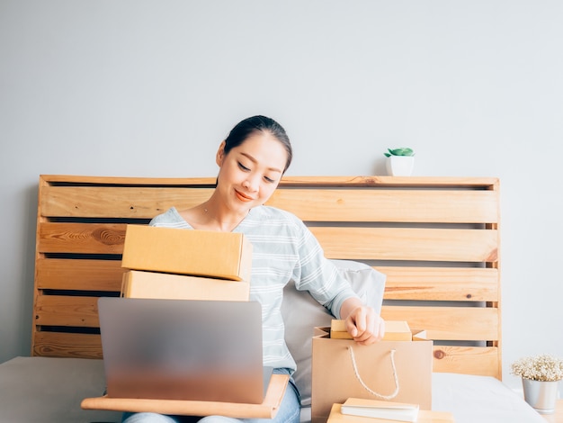 Vrouw klaar om de producten van haar online winkel aan de klant te verzenden.