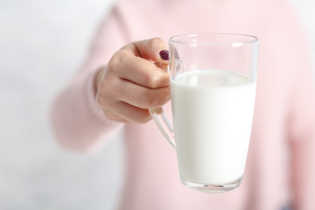 Vrouw klaar om een mok melk te drinken
