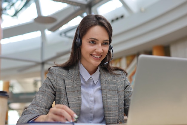 Vrouw klantenservice medewerker met headset en glimlachen