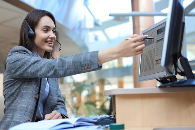 Vrouw klantenservice medewerker met headset en glimlachen