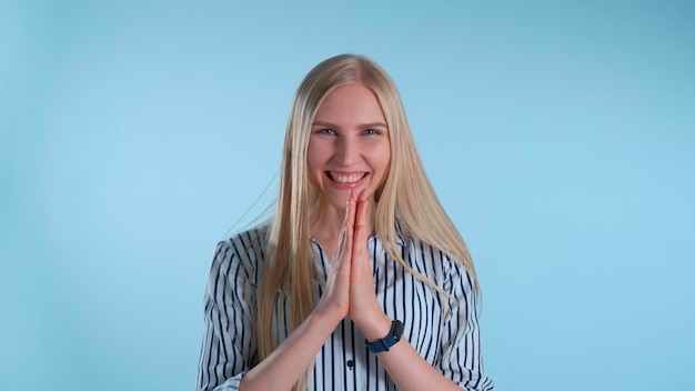 Vrouw klapt in haar handen en wacht op iets interessants