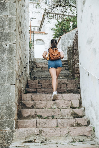 Vrouw klimt via stadstrap in perast montenegro