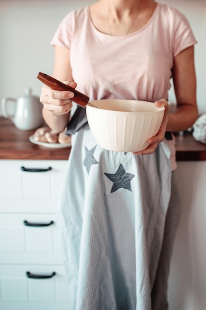 Vrouw kneedt deeg. Gemberkoekjes op houten tafel. Gezellig thuis koken. Thuis bakken.