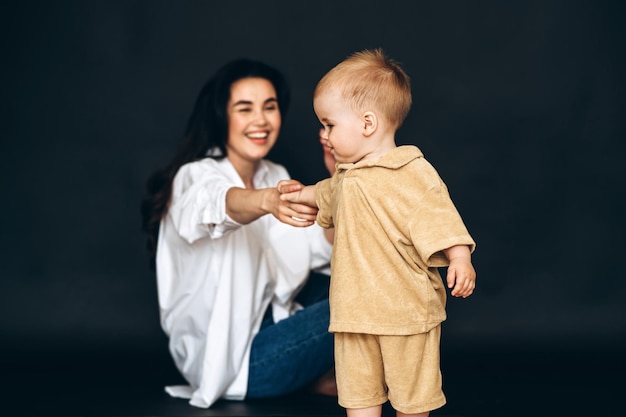 Foto vrouw knielt naast kleine jongen