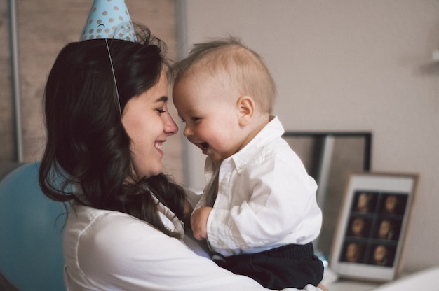 Vrouw knuffelen en spelen met haar zoontje