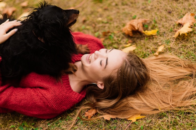 Vrouw knuffelen hond in het zomerpark