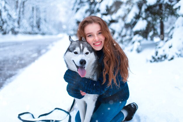 Vrouw knuffels met Siberische husky