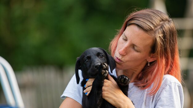 Vrouw knuffelt met haar puppy