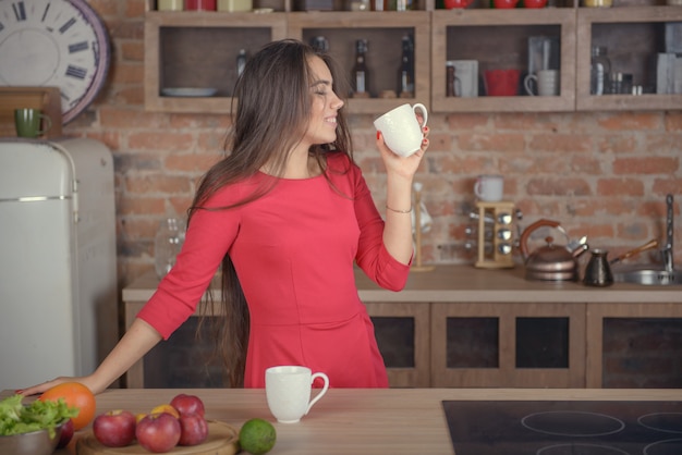 Vrouw koffie drinken in de keuken