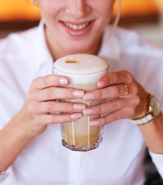 Vrouw koffie drinken in de ochtend in restaurant