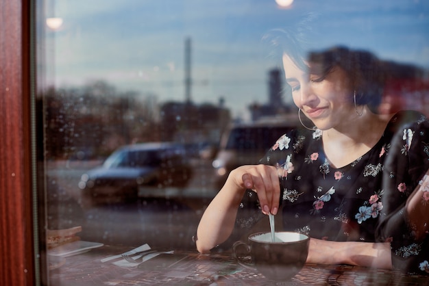 Vrouw koffie drinken in een café