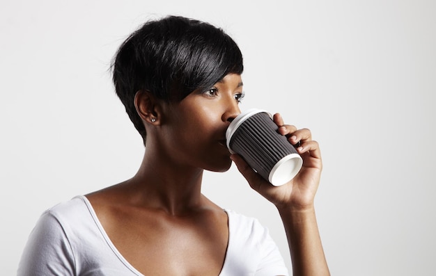 Vrouw koffie drinken op wit