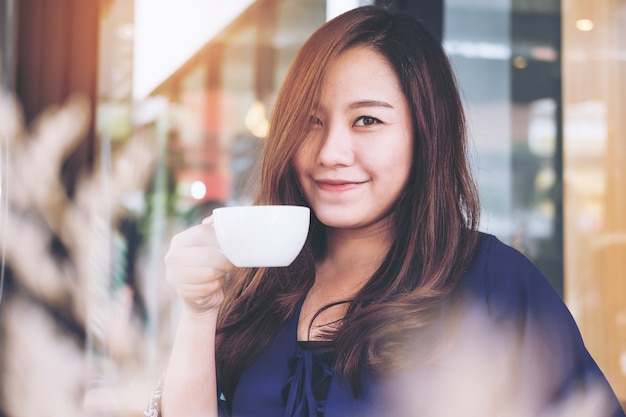 Vrouw koffie drinken