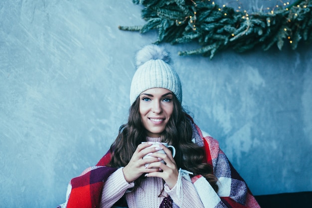 Vrouw koffie in de ochtend drinken.