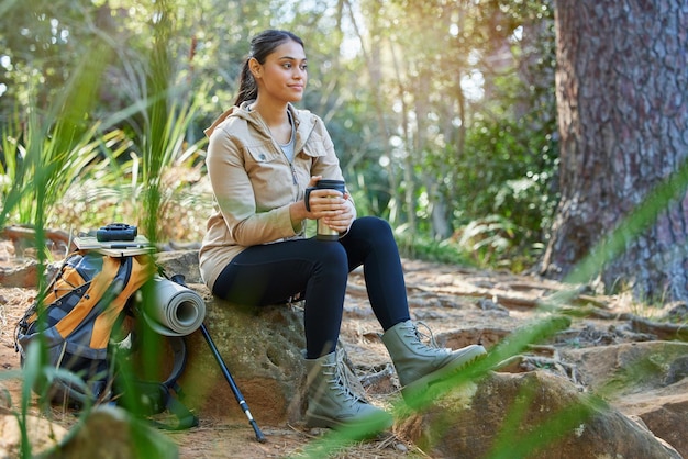 Vrouw koffiepauze of wandelen in de natuur, bos, platteland, bossen of Sri Lanka-omgeving voor ontspanning, training, training of lichaamsbeweging Toeristische wandelaar of persoon met warme drank of thee bij stressmanagement