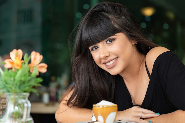 Vrouw koffietafel drinken.