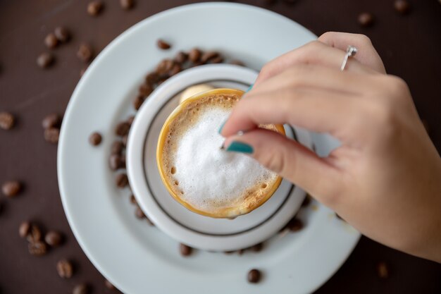 Vrouw koffietafel drinken.