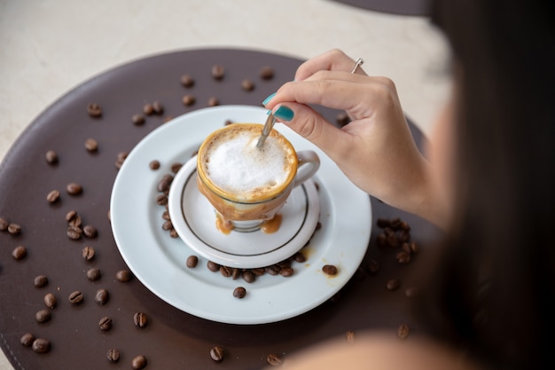 Vrouw koffietafel drinken.