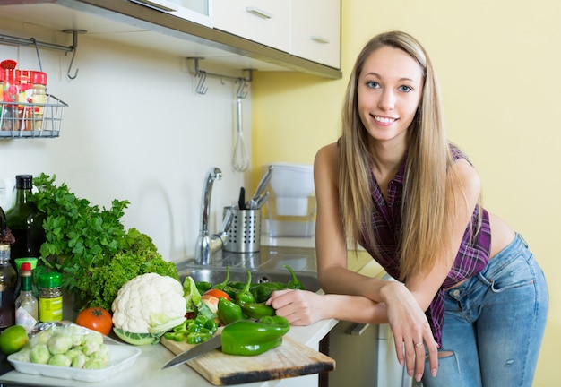 Vrouw koken met groenten