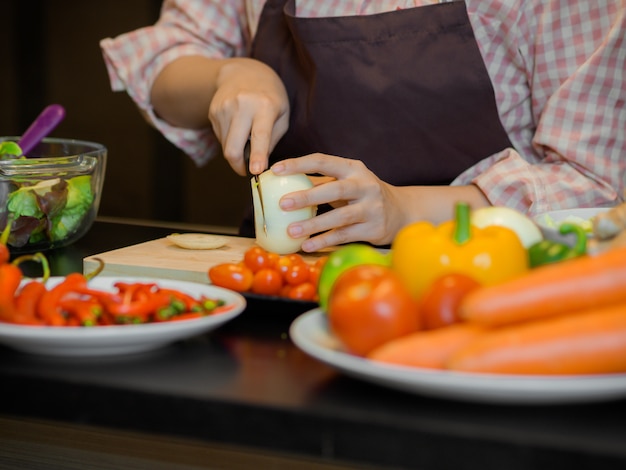 vrouw koken