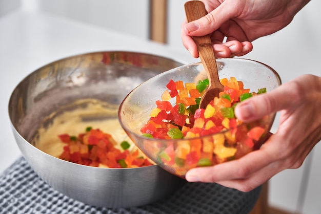 Vrouw kookt cake in de keuken