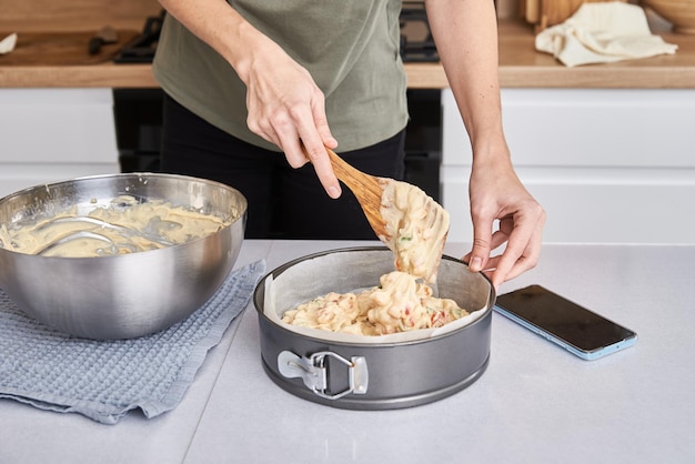 Vrouw kookt cake in de keuken