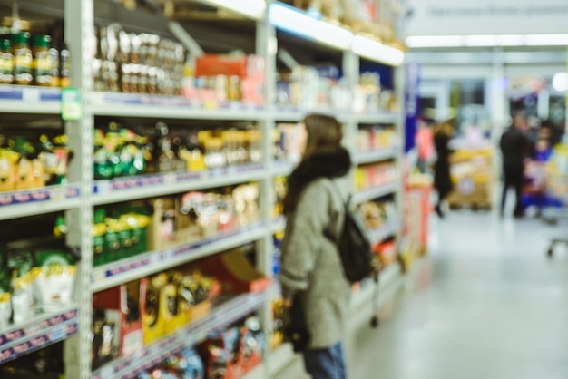 Vrouw koopt producten in de winter in de winkel