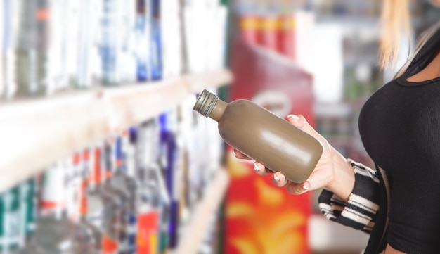 Vrouw koopt wodka bij supermarkt