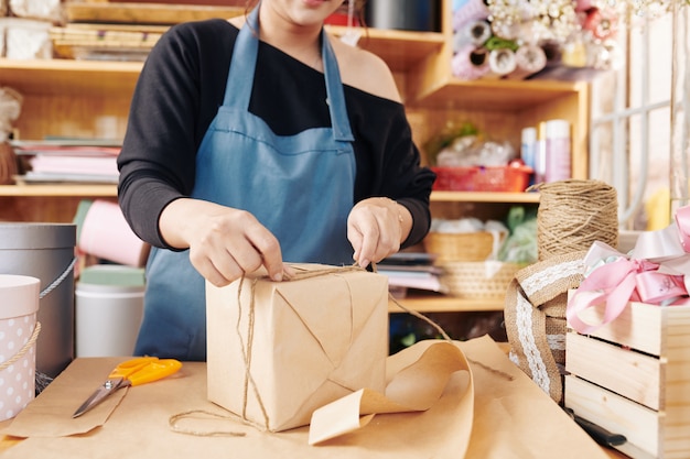 Vrouw koppelverkoop geschenkdoos met koord